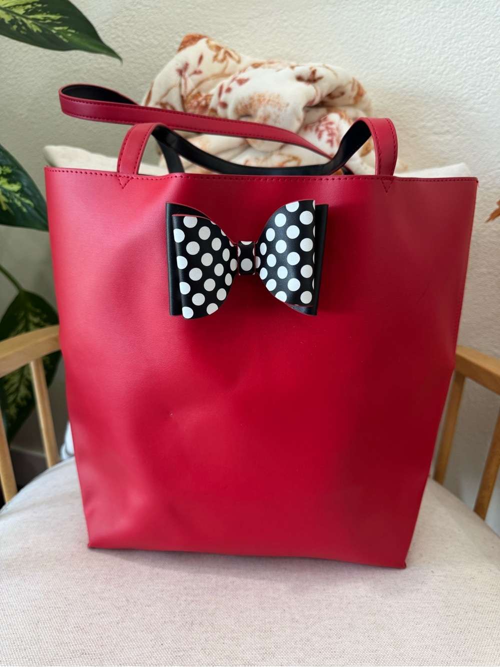 Disney Parks Minnie Mouse Reversible Red Black Bow Tote Bag Purse 2019 Edition